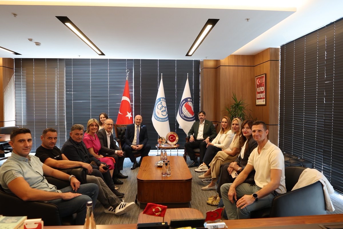 Bem_Bir_Sen's tweet photo. 🇹🇷🇧🇦
Dost ve Kardeş Bosna Hersek 
SUFBiH Sendikası Genel Başkanı 
Samir Kurtović ve beraberindeki heyeti 
Bem-Bir-Sen Genel Merkezimizde misafir ettik.
Ziyarette, ikili ilişkiler ve sendikal çalışmaların yanı sıra, hak ve emek mücadelesinde ortak dayanışma imkânlarını ele aldık.
Uluslararası iş birlikleriyle güçlenen bu dayanışmanın, sendikal hareketin değerini ve etkisini daha da artıracaktır. 

Bosnalı Kardeşlerimiz 
Türkiye'mize Hoş Geldiniz.
