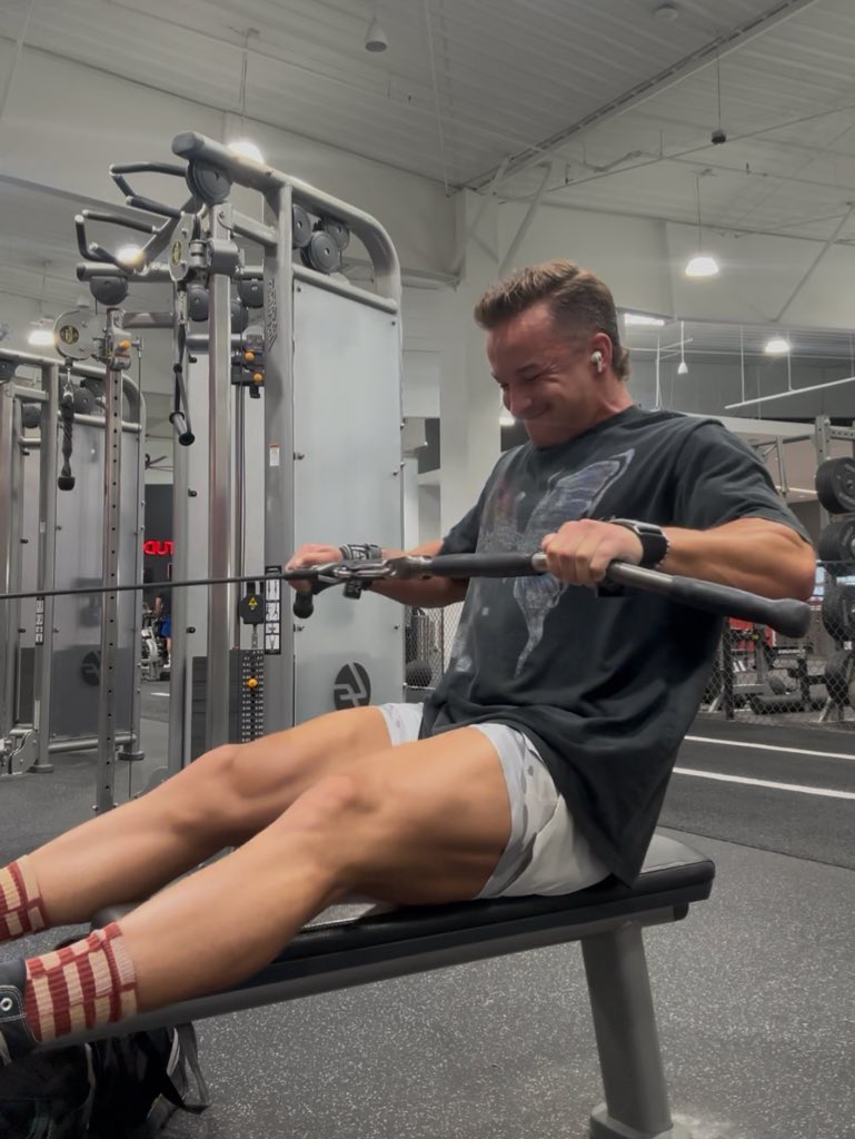 user_mm_'s tweet image. I recommend everyone film a full week of lifts at least 2-3x/year

Helps form stay good (and can make it better with all your new knowledge!), helps make sure intensity is up, and is just fun to watch

And as long as you are cool, people won&apos;t judge you too hard