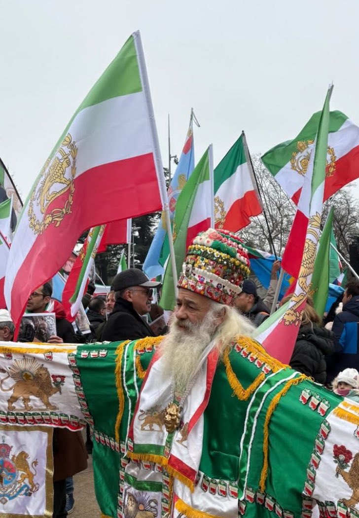 شمشير بدین طلا بگیرید در زمان مختار❗️ 
ترجمه امروزش میشه :دست از جمهوری اسلامی ایران بکشید و موشک هاتون رو کنار بزارید پهلوی هرچی دزدیده رو همراه یک سس تپلی رایگان برمیگردونه ❌️
#ایران_قوی
#علاج_در_وطن