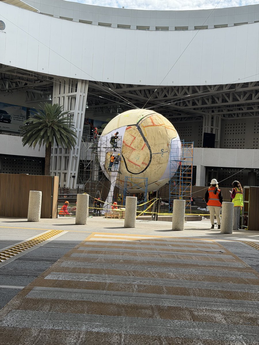 syntek_00's tweet image. #PoderosoIncómodo buen día @ruleiro y @eltalcha 
Ya están poniendo el balón del mundial acá en el AICM!
Salu2!