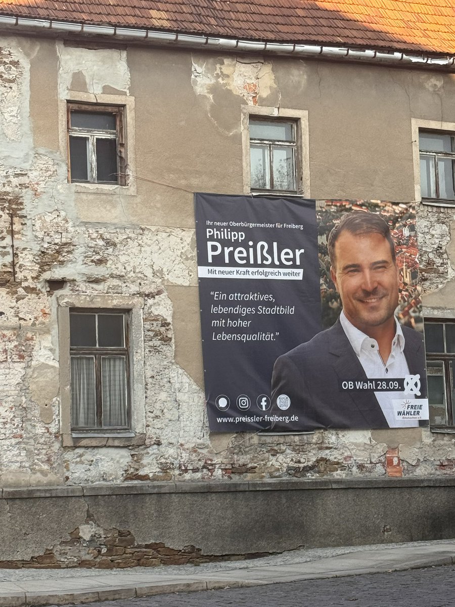 th_g's tweet photo. Ich hätte ja durchaus ein anderes Haus für dieses Transparent gewählt 🤷🏼♀️ #Textbildschere https://t.co/BzdNvmhRgo