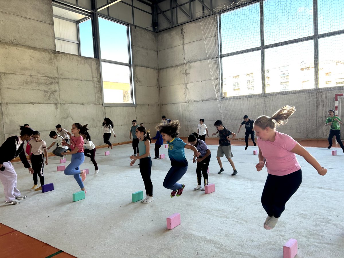 SAFAAlcala's tweet image. ¡Gracias por ayudarnos a descubrir la magia de la gimnasia rítmica! #deporteysalud @Alcala_la_Real

#LibresParaServir ❤️ #EnTodoAmarYServir 
#YoSAFAAlcaláLaReal #YoConSAFA 🤍💙
#PorqueNosConfíasLoMásImportante 👧👦 @fundacionsafa @educsi 😘