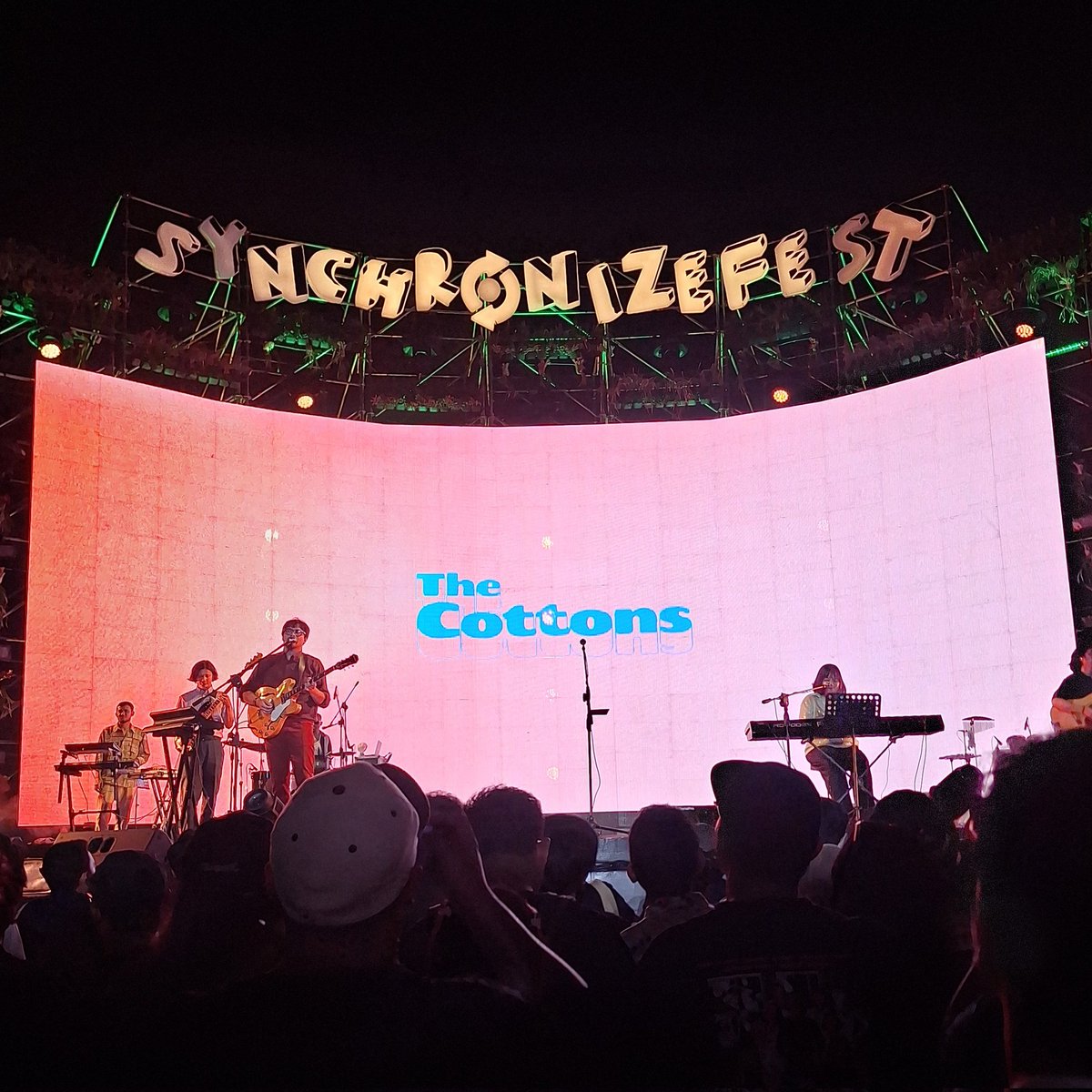 Live-nya The Cottons bagus banget sumpah. Sound-nya bisa gurih, jernih, bening begitu ampun!