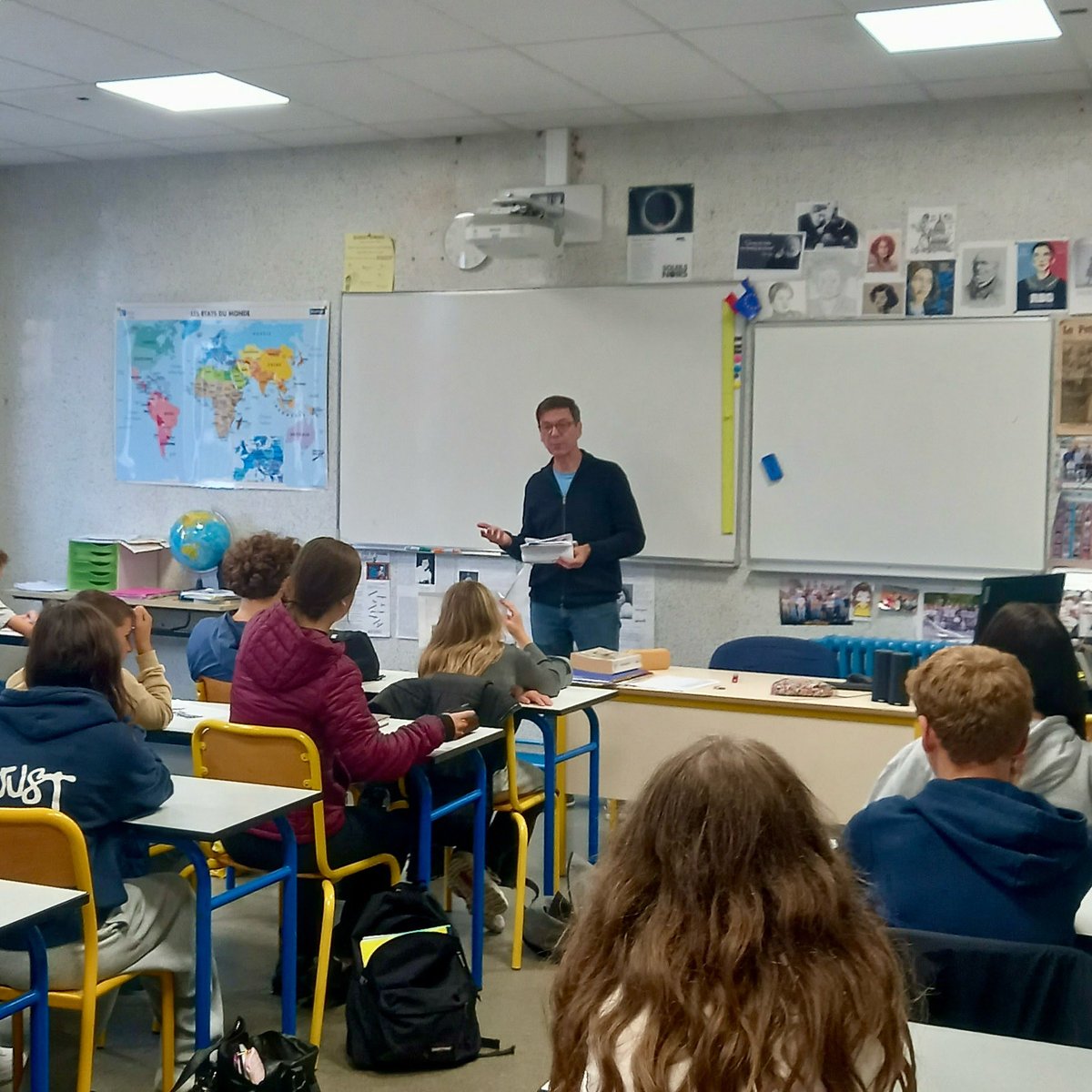 Une belle #journéeduDroitdanslescollèges ce 3 octobre 2025, organisée par le <a href="/CNBarreaux/">Conseil national des barreaux - les avocats</a> et <a href="/education_gouv/">Ministère Éducation nationale</a> sur le thème de la liberté d’expression qui est si précieuse.
Quel plaisir de passer un peu de temps avec des élèves de 4ème du collège Marie Curie d’#Arras pour en parler.