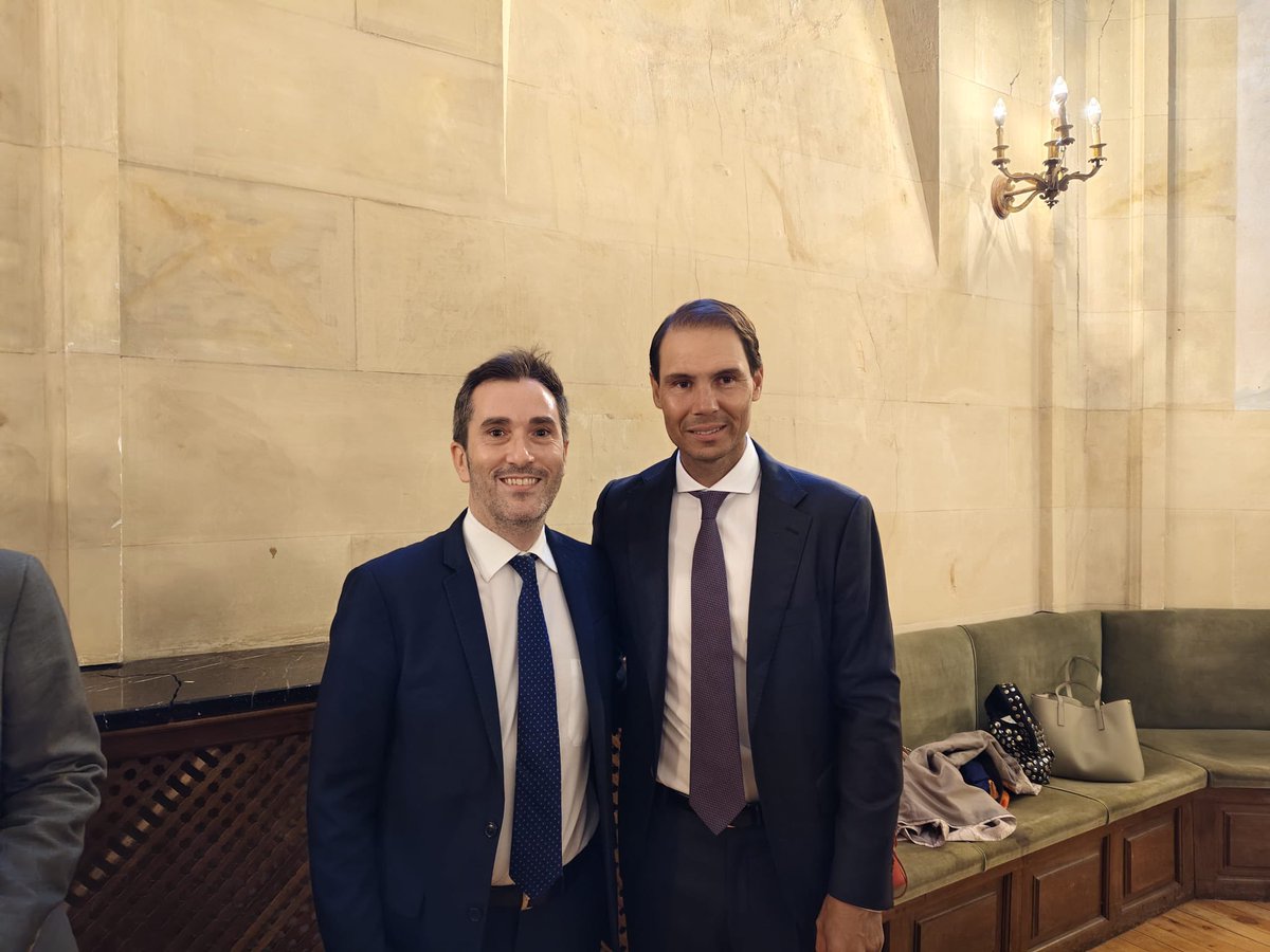 febuma's tweet image. Día histórico e inolvidable para la Universidad de Salamanca @usal con el nombramiento como Doctor Honoris Causa de Rafa Nadal @RafaelNadal 
Primer deportista en recibir este reconocimiento en nuestra institución por los valores que encarna como profesional y persona #vamosRafa