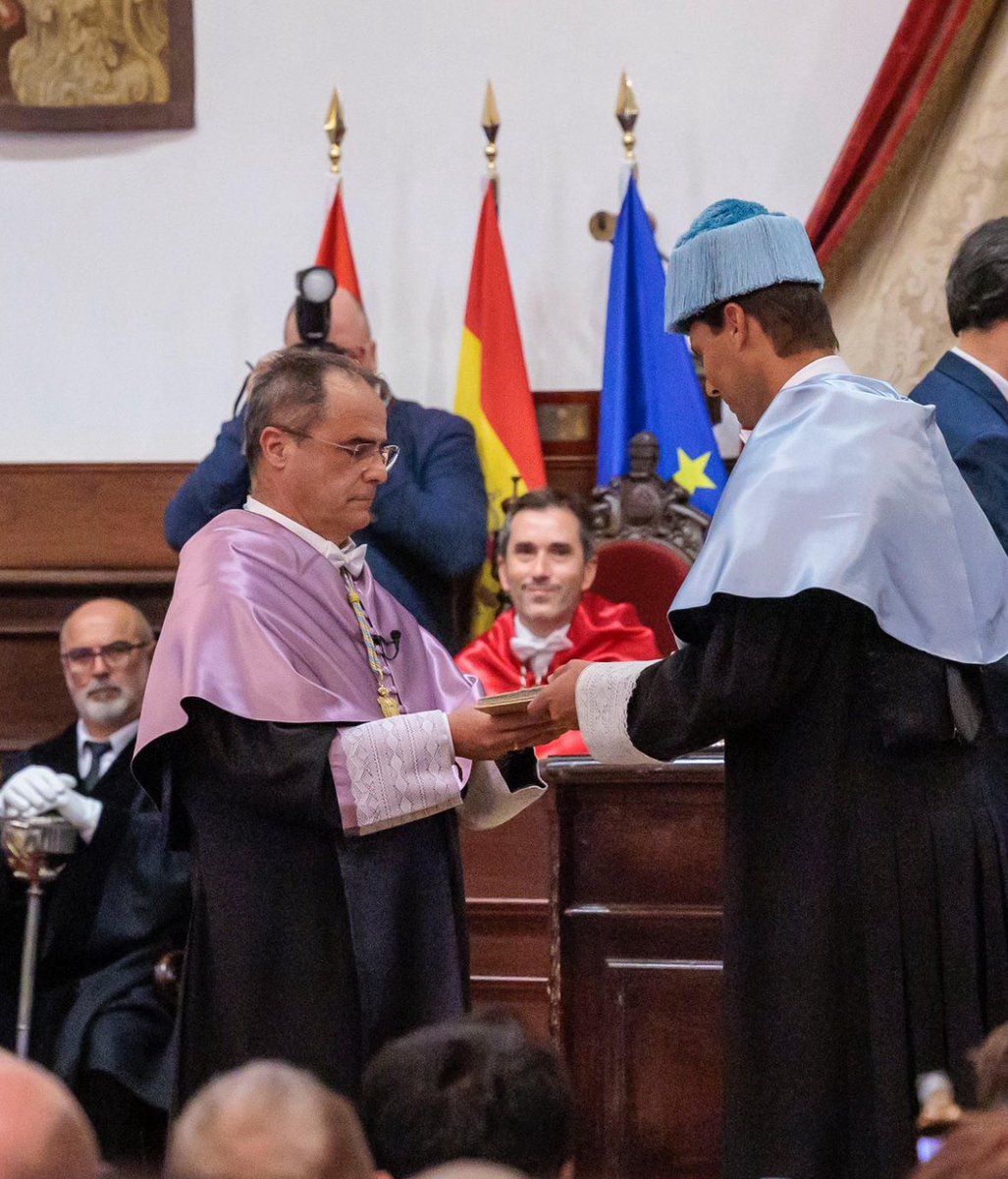 febuma's tweet image. Día histórico e inolvidable para la Universidad de Salamanca @usal con el nombramiento como Doctor Honoris Causa de Rafa Nadal @RafaelNadal 
Primer deportista en recibir este reconocimiento en nuestra institución por los valores que encarna como profesional y persona #vamosRafa