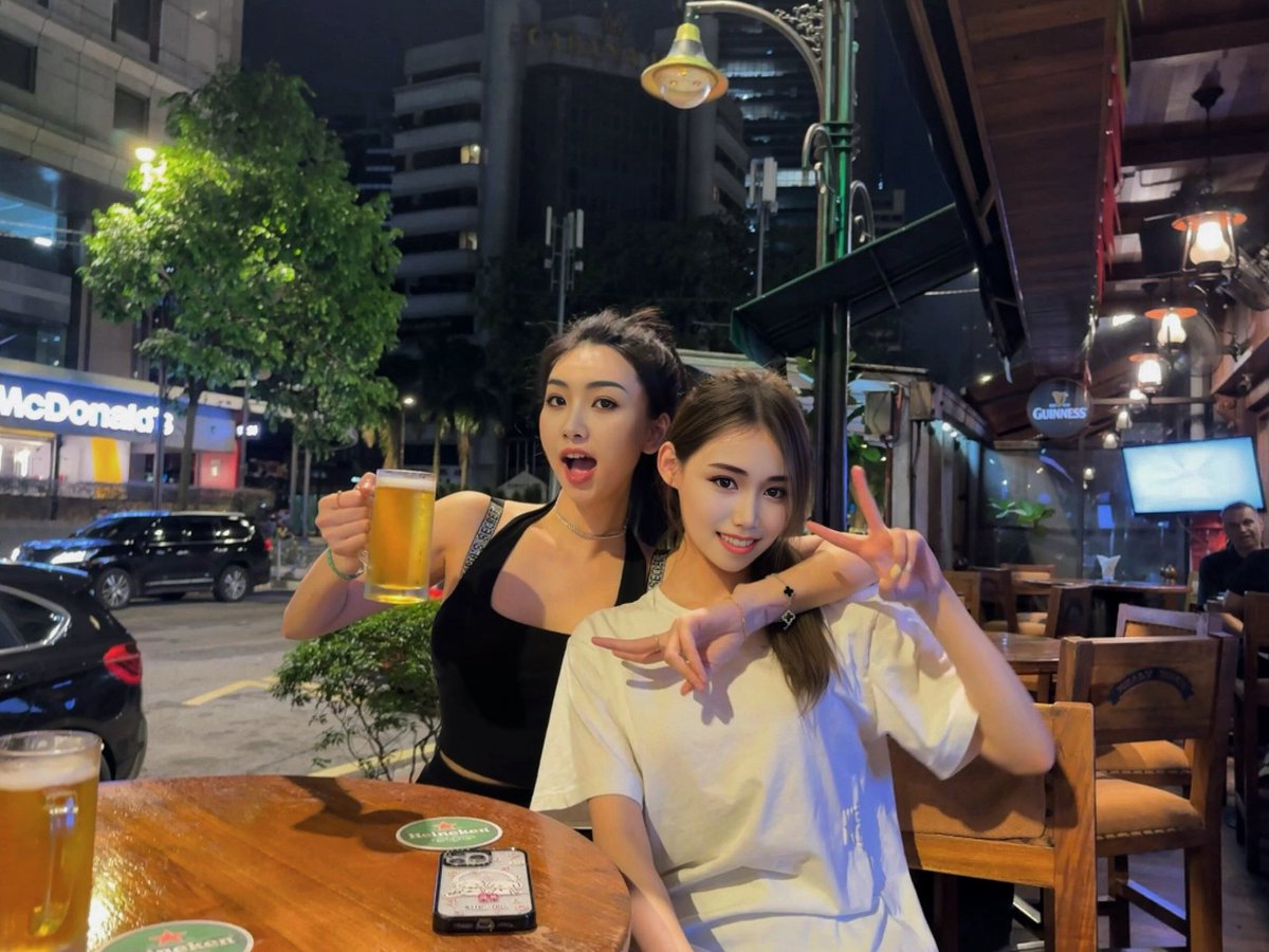 ms_m1007's tweet photo. Lady moment.๐บ๐ป my sis and i look alike?
#drinking #ladytime #asiangirl #weekend https://t.co/PgcNwAAPHZ