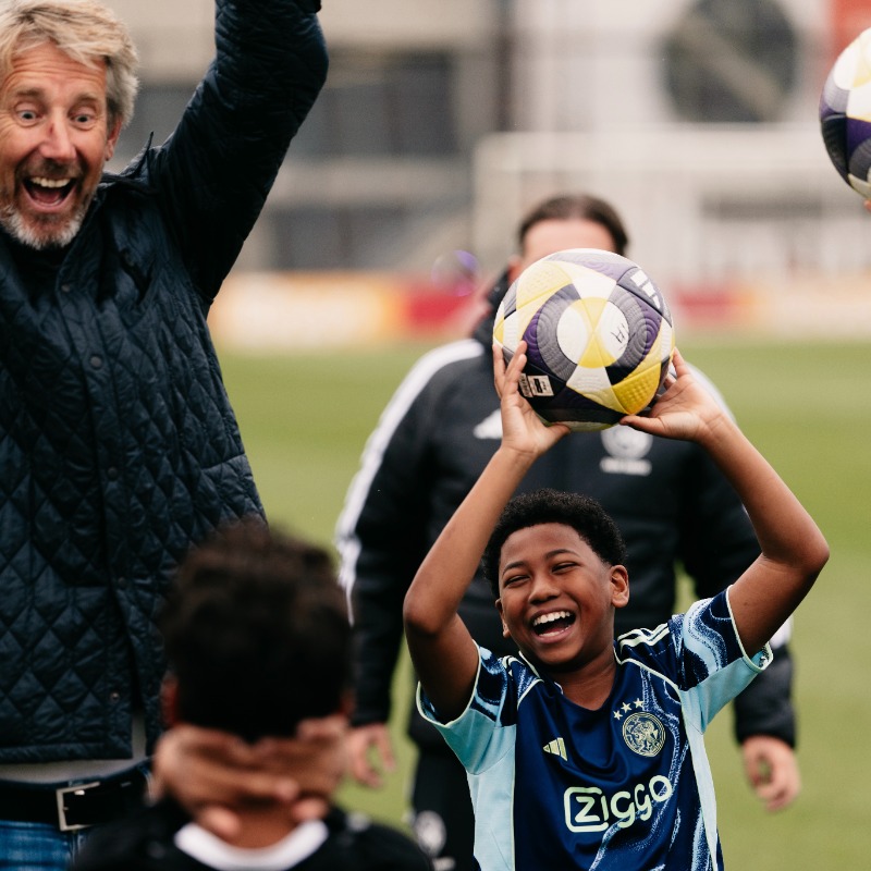 AjaxFoundation's tweet photo. Een bekend gezicht: Edwin van der Sar was vandaag aanwezig bij de eerste Fair Play van het nieuwe schooljaar 🤝