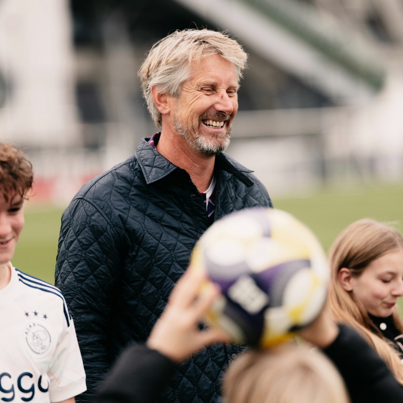 AjaxFoundation's tweet photo. Een bekend gezicht: Edwin van der Sar was vandaag aanwezig bij de eerste Fair Play van het nieuwe schooljaar 🤝
