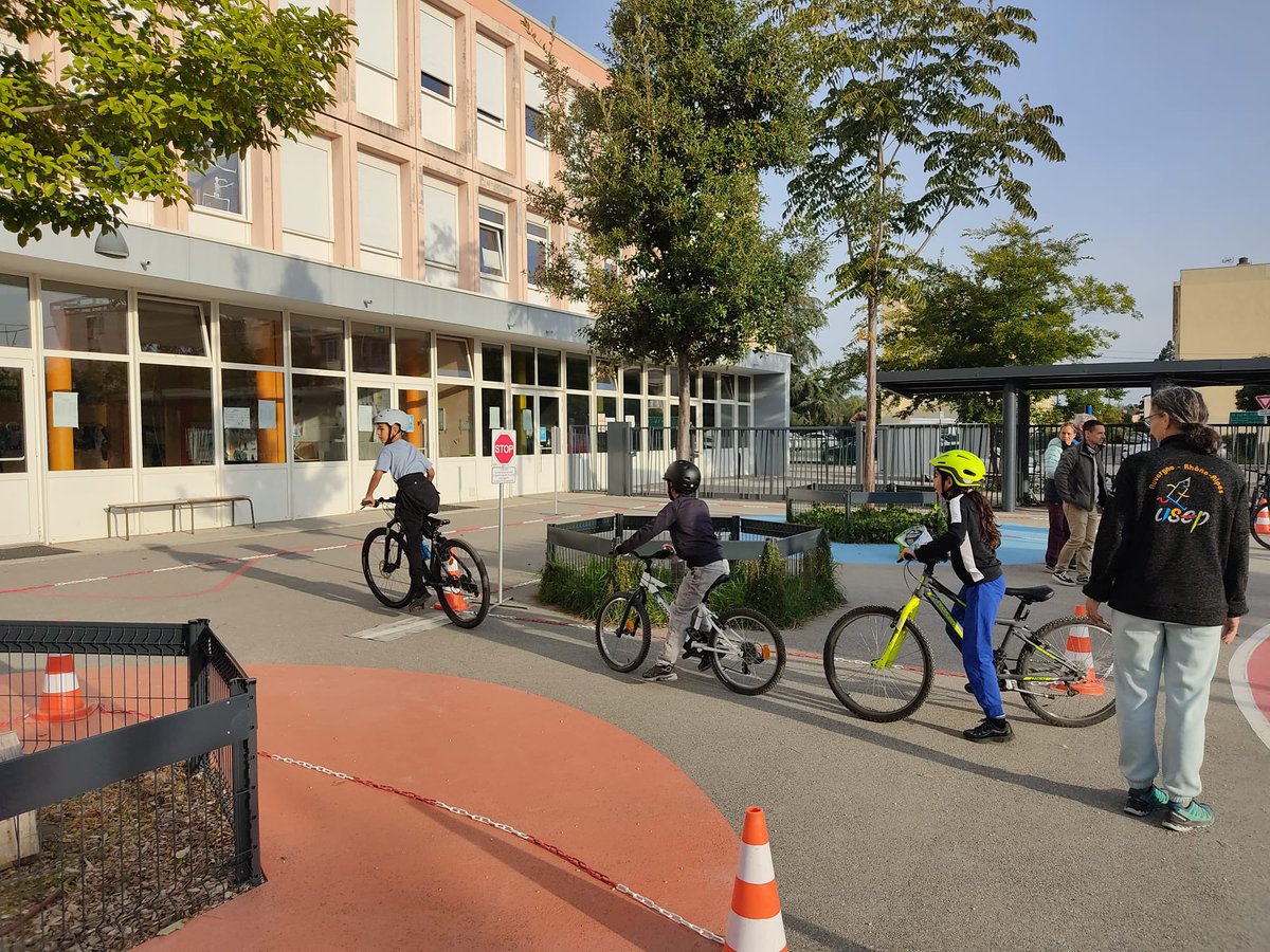 A l’occasion du championnat cycliste d'Europe, la DSDEN 07 et les USEP 07 et 26 ont unis leur force :  atelier de maniabilité et piste routière. Au total, 7 classes de Guilherand Granges ont répondu présentes pour cette découverte du SRAV. <a href="/Dsden07/">Ardèche-Direction académique</a> <a href="/ThiAumage/">Thierry AUMAGE</a> <a href="/Prefet07/">Préfet de l'Ardèche</a>