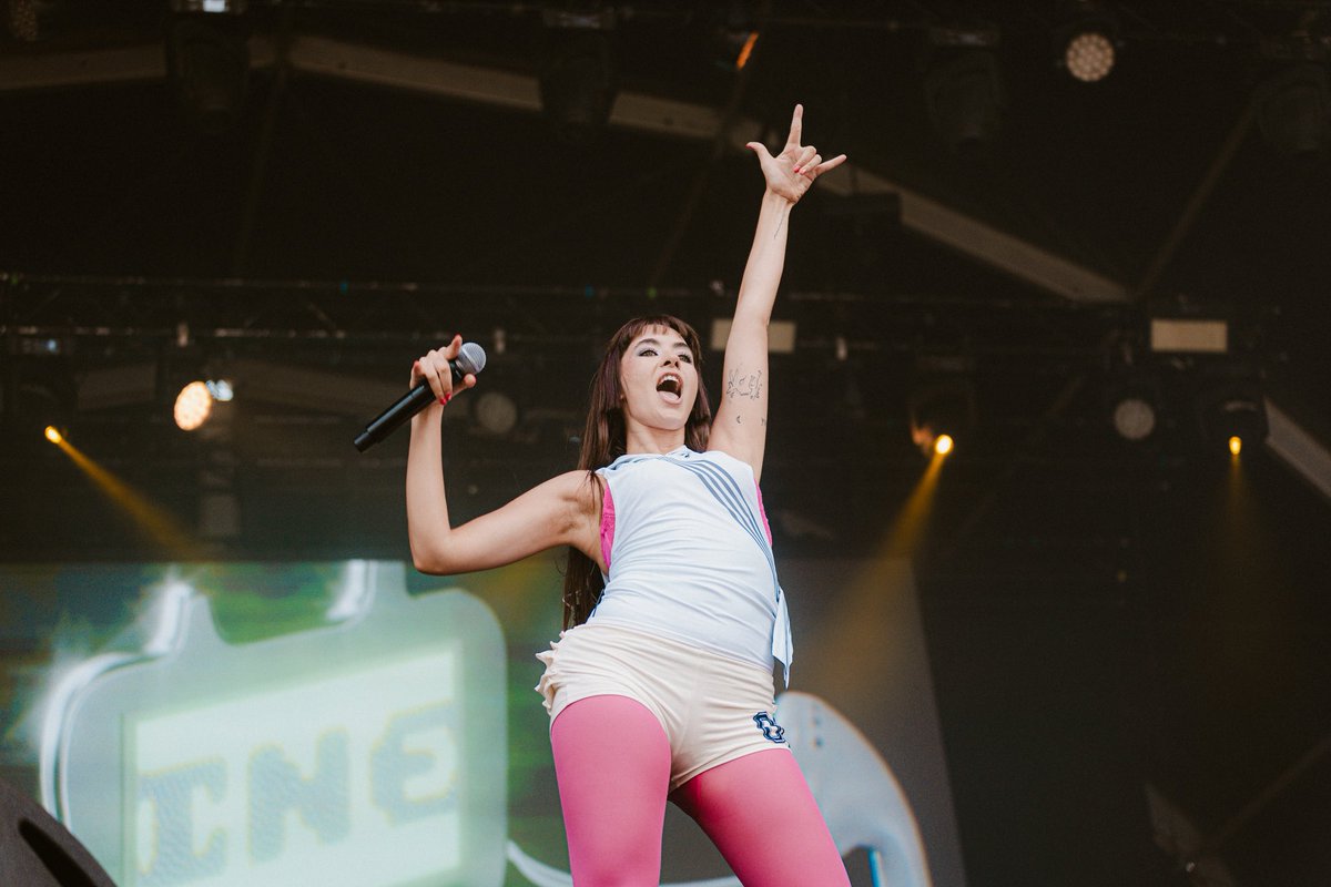 Empieza la primera jornada del <a href="/Fstvl_B/">Festival•B</a> con <a href="/ouineta/">Ouineta</a>! 🩷 

📸 <a href="/clarsgphoto/">clara 🌞❣️🫂🤲🏼</a>