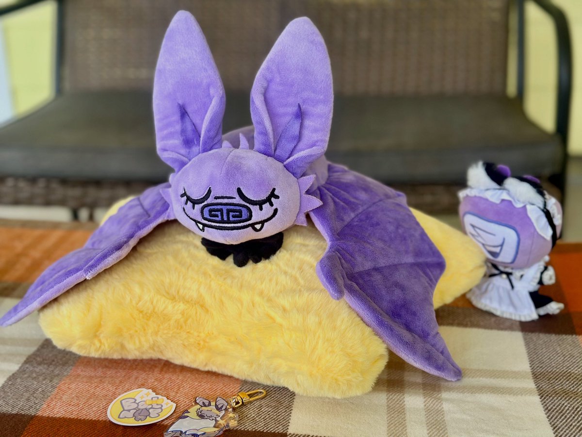 Happy 🦇 appreciation month! Did you know bats have been observed to live over 40 years? Their continuous flight gives them a supercharged metabolism and immune system!

10% of profits from my weighted plush go to help real bats at Arizona Bat Rescue! Preorders open thru 10/31 🦇