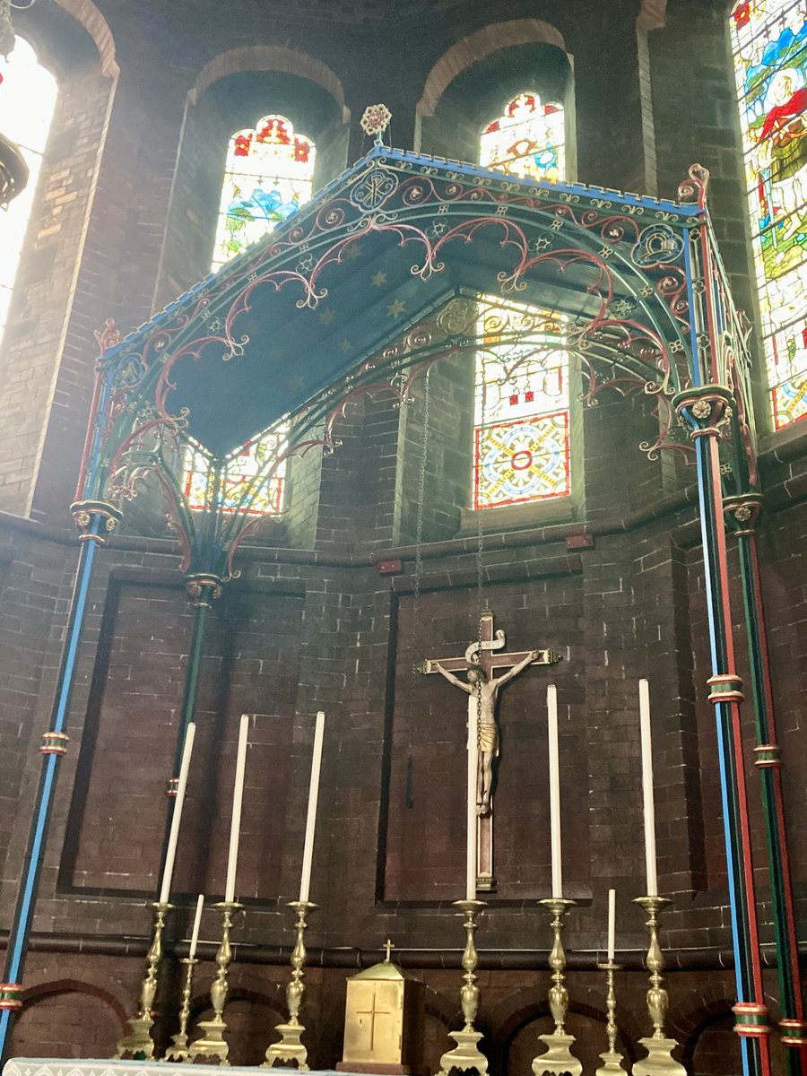 AlBuHarg's tweet image. The beautiful wrought iron Baldacchino in St. Catherine’s, Burnley.
Altar canopies this elaborate are very rare in Britain, more usually found in 17th century Italian churches.
#ChurchOfEngland #History #ReligiousArchitecture #Burnley
