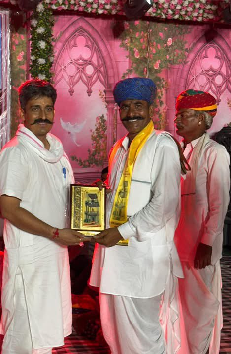 हमारी विधानसभा क्षेत्र लूणकरनसर मेरे गांव मूंडसर में कल रात को सत्यवादी वीर तेजा जी महाराज के भव्य मंदिर की मूर्ति स्थापना ओर प्राणप्रतिष्ठा में शामिल होने का सौभाग्य मिला। वीर तेजा जी के दर्शन कर मन को अपार शांति और ऊर्जा प्राप्त हुई।