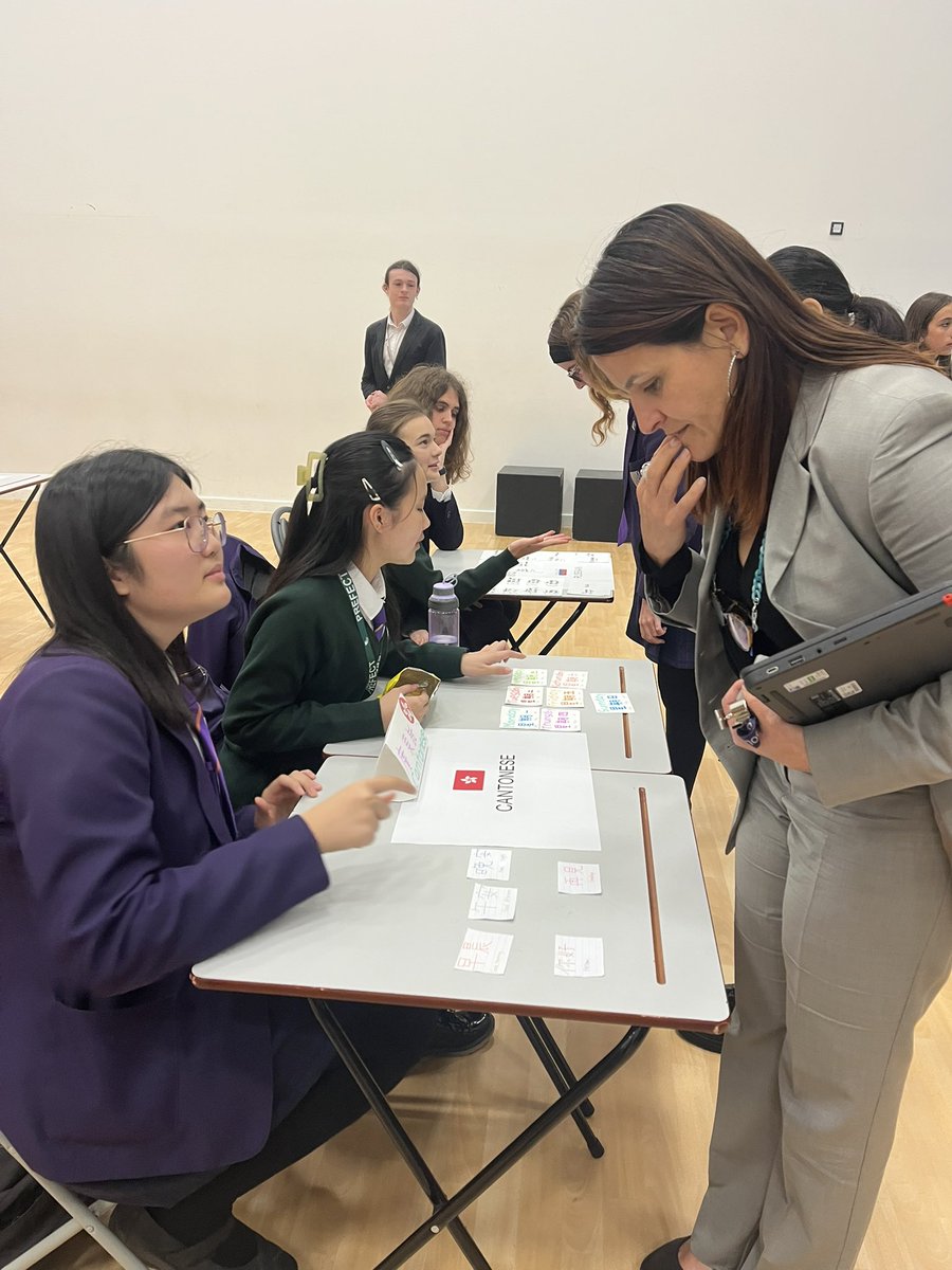 CDSMFL's tweet photo. CDS celebrating Languages Week
@ Language Fair 
#diversity #inclusion #community ❤️ https://t.co/GDltkwlhgZ