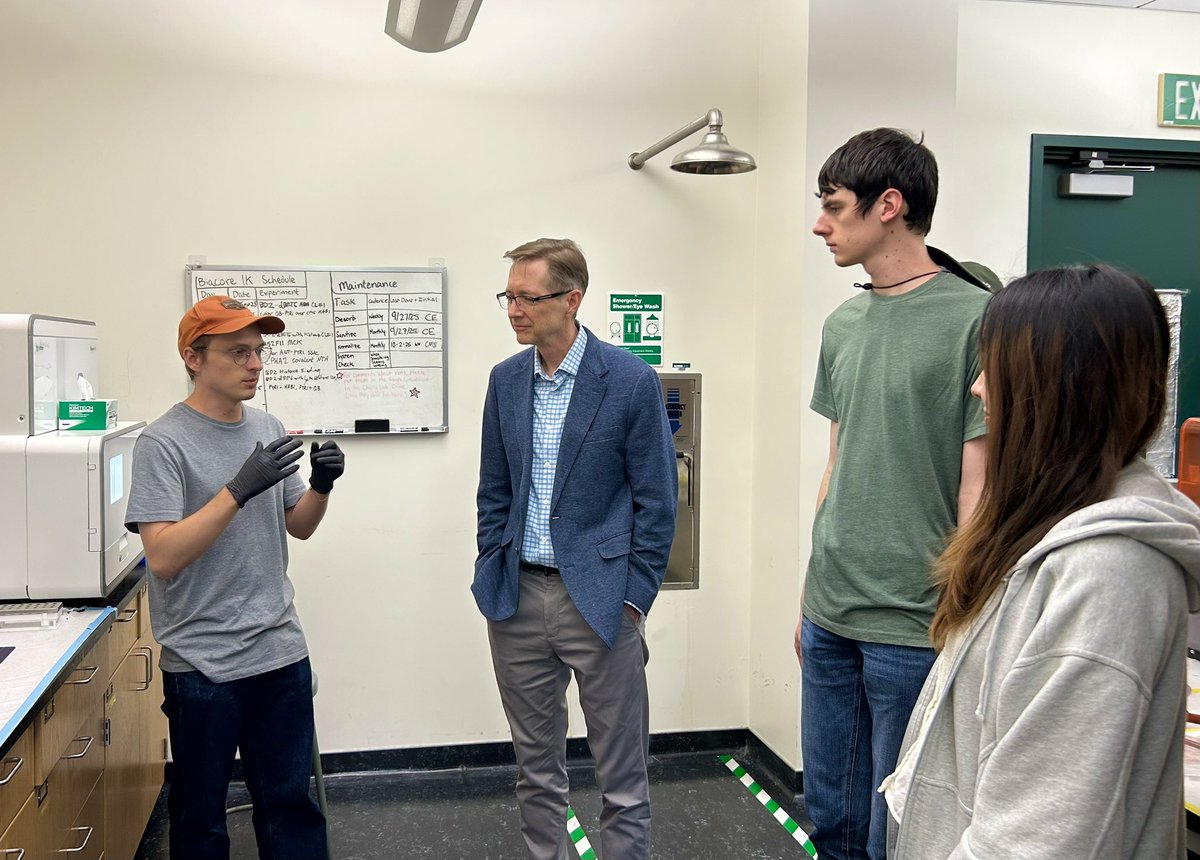 ChengLabUCR's tweet photo. Honored to have Prof. Bob Kennedy of University of Michigan visit our lab on Thursday. He also gave a very inspiring seminar on microfluidics in the Chem Department. https://t.co/UcaLYBG97R