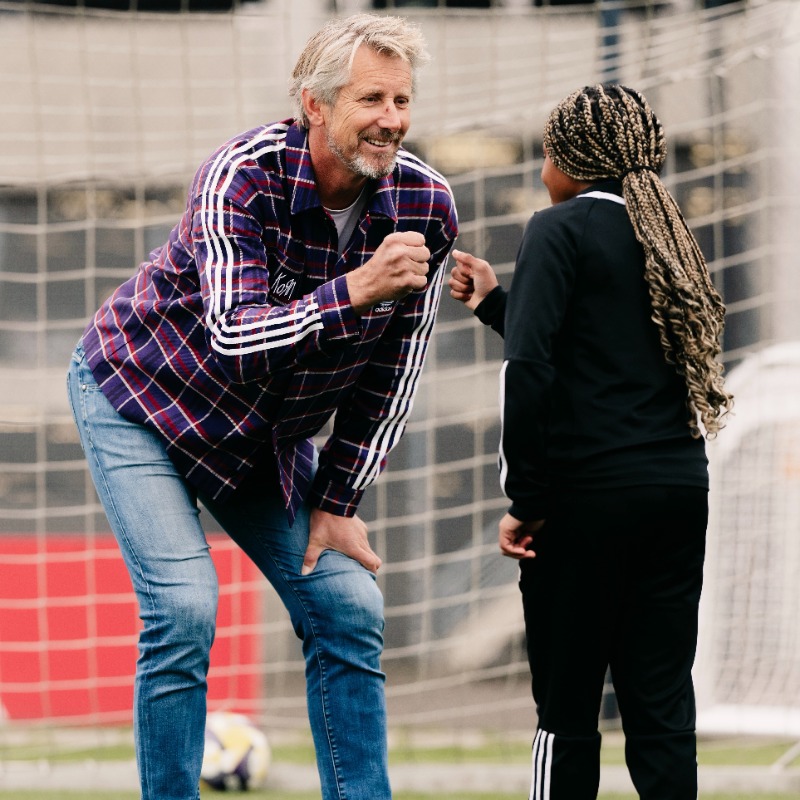 AjaxFoundation's tweet photo. Een bekend gezicht: Edwin van der Sar was vandaag aanwezig bij de eerste Fair Play van het nieuwe schooljaar 🤝