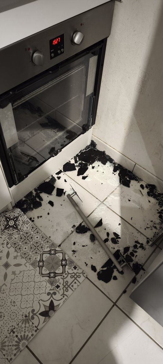 zena1973's tweet photo. @Conforama c'est normal la porte du four vide qui explose en pleine nuit ? https://t.co/372WTXOgRi