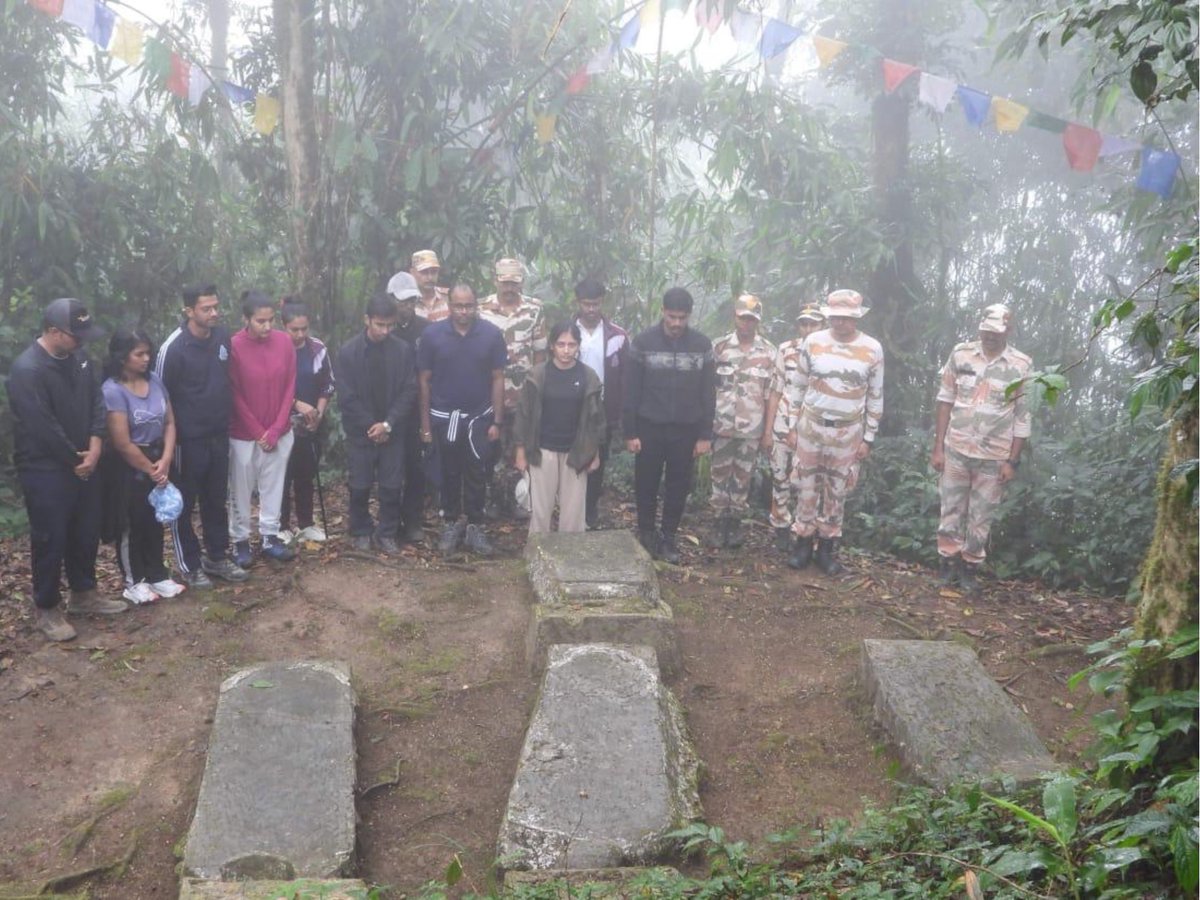 Spearcorps's tweet photo. 23 IAS Probationary officers visited #Kepangla and #Gelling, the #FirstVillage of India along the #LAC in the #SiangRiverValley, #ArunachalPradesh. The visit highlighted the dynamics of life along the LAC, the battle ground of 1962 and the significance of the #VibrantVillage initiative. The officers also interacted with locals and explored the region’s rich tourism potential, where heritage, natural beauty, and frontier resilience come together.

23 IAS  प्रशिक्षु अधिकारियों ने #Kepangla और #Gelling का दौरा किया, जो #ArunachalPradesh के #SiangRiverValley में #LAC के साथ भारत का पहला गाँव है। इस दौरे ने LAC के जीवन की परिस्थितियों, 1962 के युद्धक्षेत्र और #VibrantVillage पहल के महत्व को रेखांकित किया। अधिकारियों ने स्थानीय लोगों से बातचीत की और क्षेत्र की समृद्ध पर्यटन संभावनाओं का अवलोकन किया, जहाँ धरोहर, प्राकृतिक सौंदर्य और सीमांत दृढ़ता एक साथ देखने को मिलती हैं I

@adgpi 
@easterncomd 
@prodefkohima 

Facebook -https://t.co/9R8QHJZnUf
Instagram -https://t.co/Xf64VXpEwa