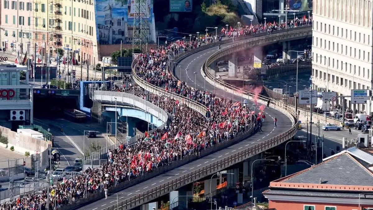 NuovoFaceMag's tweet photo. OLTRE 100 CORTEI, 1 MILIONE IN PIAZZA •

Le immagini dei cortei gremiti in tutta #Italia, per la #Flotilla e per #Gaza. #scioperogenerale https://t.co/h4JJCFFvES