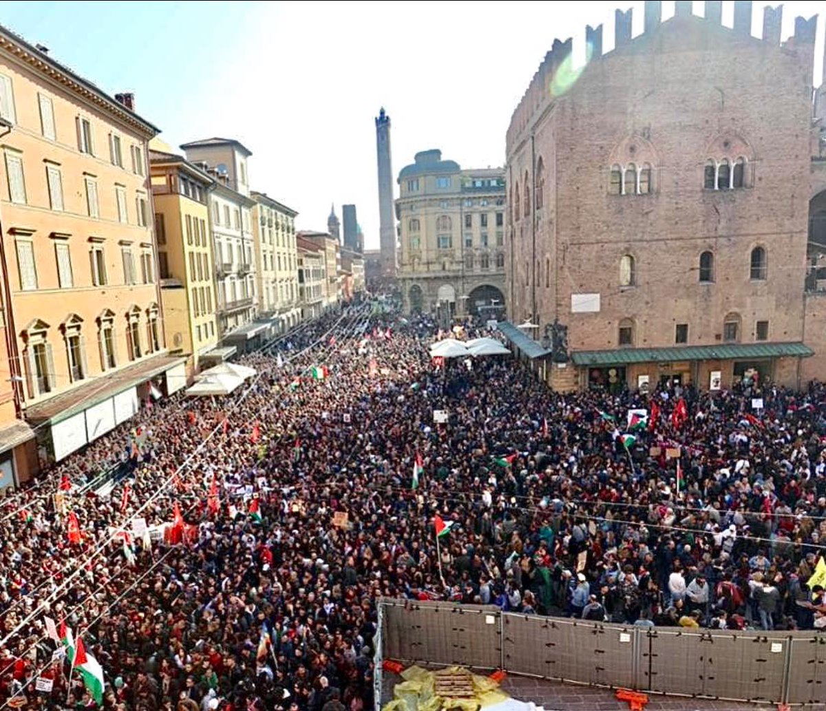 NuovoFaceMag's tweet photo. OLTRE 100 CORTEI, 1 MILIONE IN PIAZZA •

Le immagini dei cortei gremiti in tutta #Italia, per la #Flotilla e per #Gaza. #scioperogenerale https://t.co/h4JJCFFvES