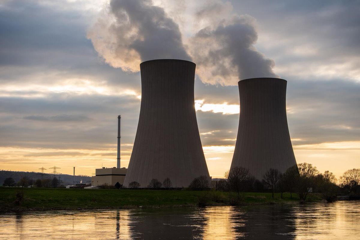 Columbia_Biz's tweet photo. The Climate Knowledge Initiative at CBS just released its new Nuclear Power publications, including this look at Reenergizing Nuclear Power. 

Nuclear power is experiencing a paradox: while public support is high, deployment remains stagnant. Learn more: https://t.co/hQSunpr2pP https://t.co/JUhx6boXkR