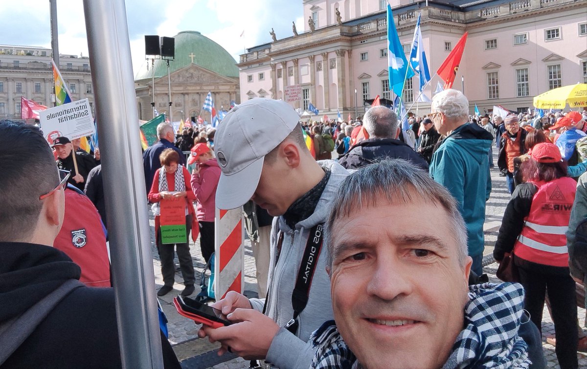 Mit rund 20.000 Menschen heute in Berlin gegen der Bundesregierung demonstriert. Prägend war die Solidarität mit Palästina