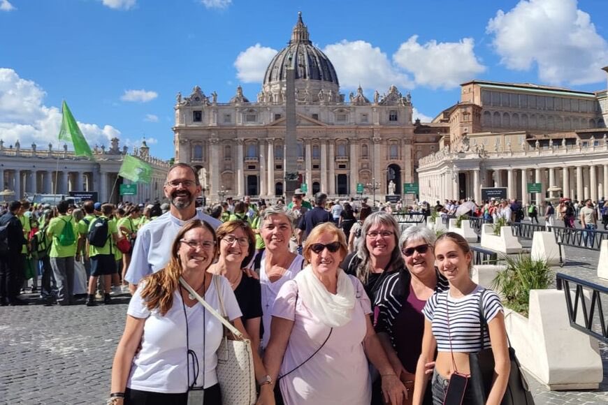 bisbatgirona's tweet photo. Del 26 al 28 de setembre, més de 35.000 catequistes de 115 països es van reunir a Roma per al Jubileu. 

La diòcesi de Girona hi va participar amb Mn. Salvador Gras. El papa Lleó XIV va instituir 39 nous catequistes en el ministeri laical.   

#Jubileu #Catequistes https://t.co/M5XvmQnccT