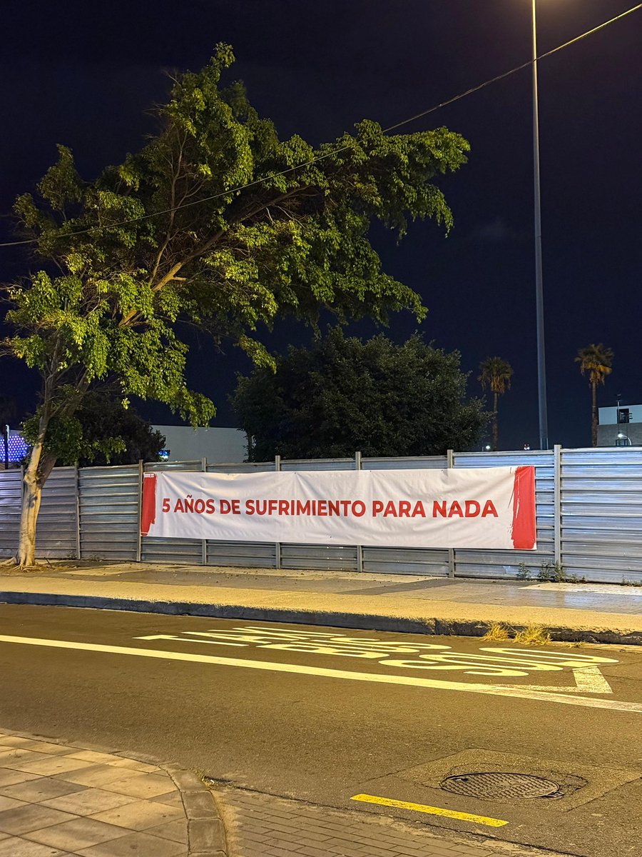 Hoy #LPGC amaneció con pancartas contra el PSOE y Carolina Darias.

Años de gobiernos socialistas han hecho de nuestra ciudad un lugar inseguro, sucio y abandonado.

El socialismo ha convertido la dejadez y el pasotismo en la seña de identidad de Las Palmas de Gran Canaria. 

No