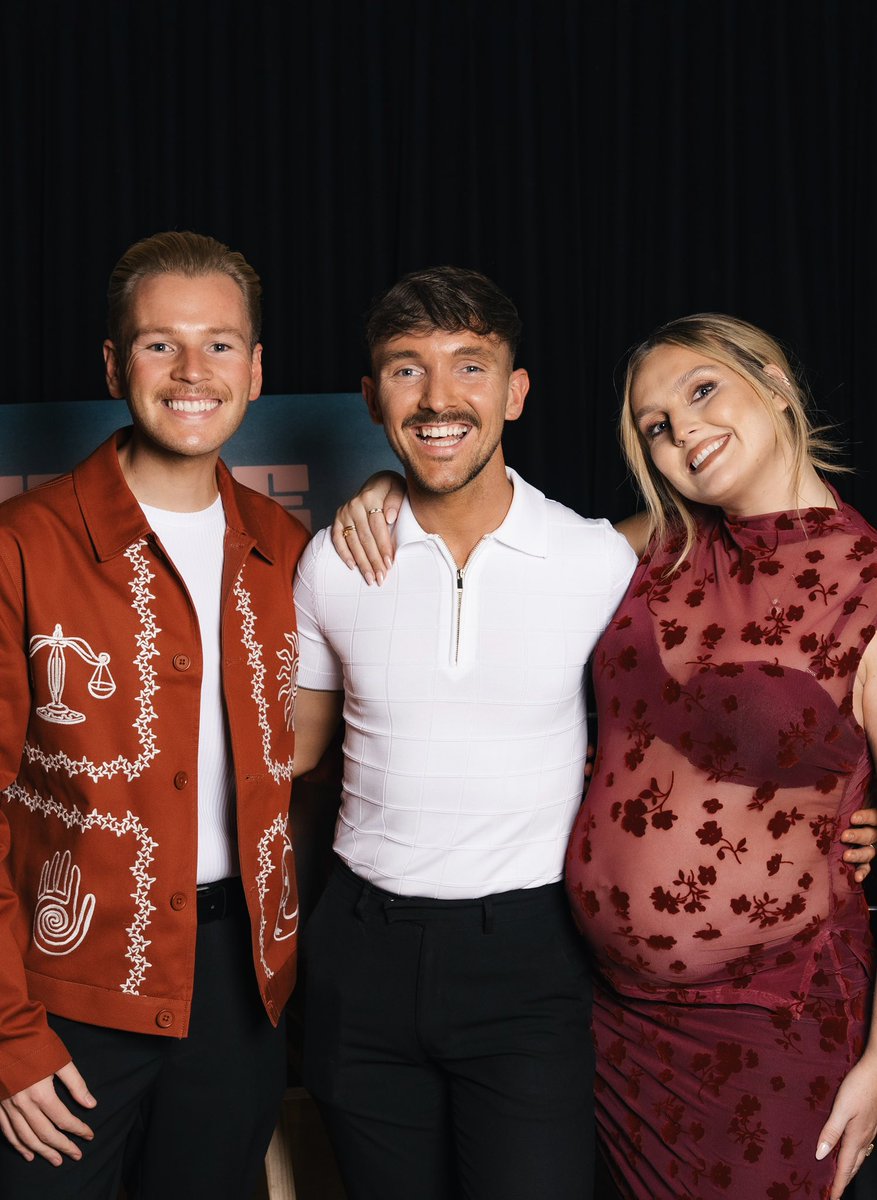 MrAndrewWalker's tweet photo. UK #3 ALBUM! So proud of you 😭👏🏻 #perrie #perrieedwards @PerrieHQ https://t.co/sgB18m4XIE