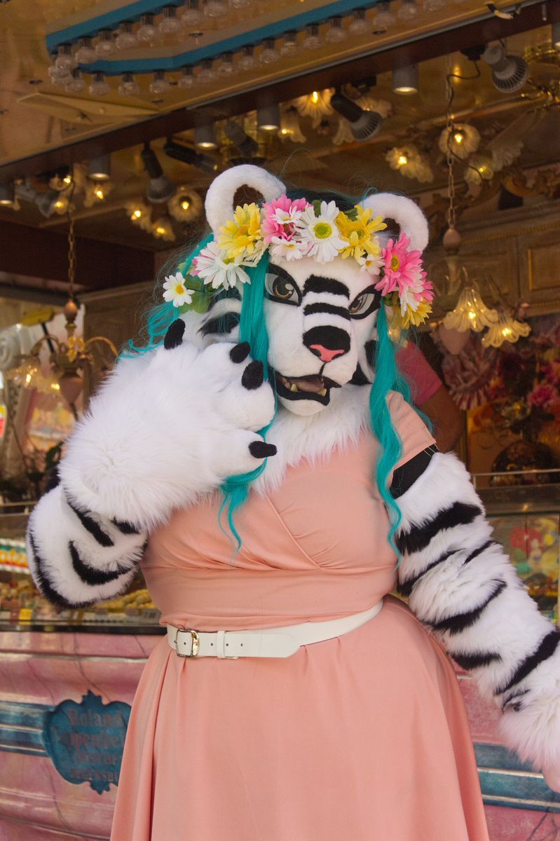 Und schon ist wieder #FursuitFriday! 🎉
Heute stellen wir euch Cynthia vor. 🌟

Sie unterstützt den Staff des Furvaria-Team  ist eine leidenschaftliche Künstlerin 🎨 (viele Artworks auf unserer Homepage stammen von ihr!) und studiert zudem Mediendesign.

Ein fleißiges Bienchen!