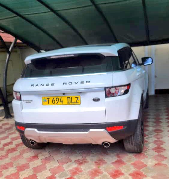 Eng_Matarra's tweet photo. CHUMA HICHO HAPO WAKUU
RANGE ROVER 🔥🔥
▪️REG" #DLZ
▪️DIESEL ⛽️
▪️AUTO GEAR
▪️ENG&GEARBOX✅️
▪️FULL OPTIONS
▪️FULL DOCUMENTS ✅️
#BEI - MIL 26.8
IPO DAR
CALL 📞 📲-0793022184 https://t.co/0opVYzrRDG