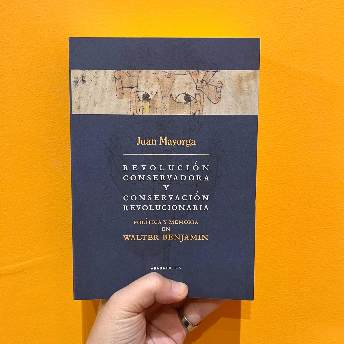 Mayorga confronta la filosofía benjaminiana con pensadores tan distintos como Jünger, Sorel y Schmitt, emblemas de la revolución conservadora, mostrando el particular camino de Benjamin explorado en "Sobre el concepto de historia". Edita: <a href="/ABADAeditores/">ABADA</a> 
👉metalibreria.com/producto/revol…
