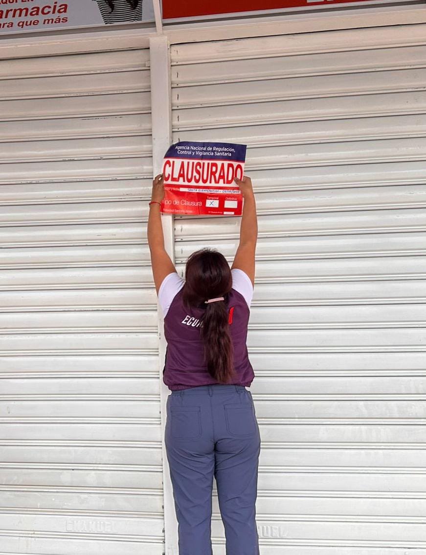 Arcsa_Ec's tweet image. ¡A la venta irregular, le pusimos punto final! 🚨🔎

En #Ancón, #SantaElena, identificamos una farmacia con más de 7 mil productos naturales entre falsificados y sin notificación sanitaria. Se procedió con la clausura para proteger la salud de la población.

#ElNuevoEcuador 🇪🇨