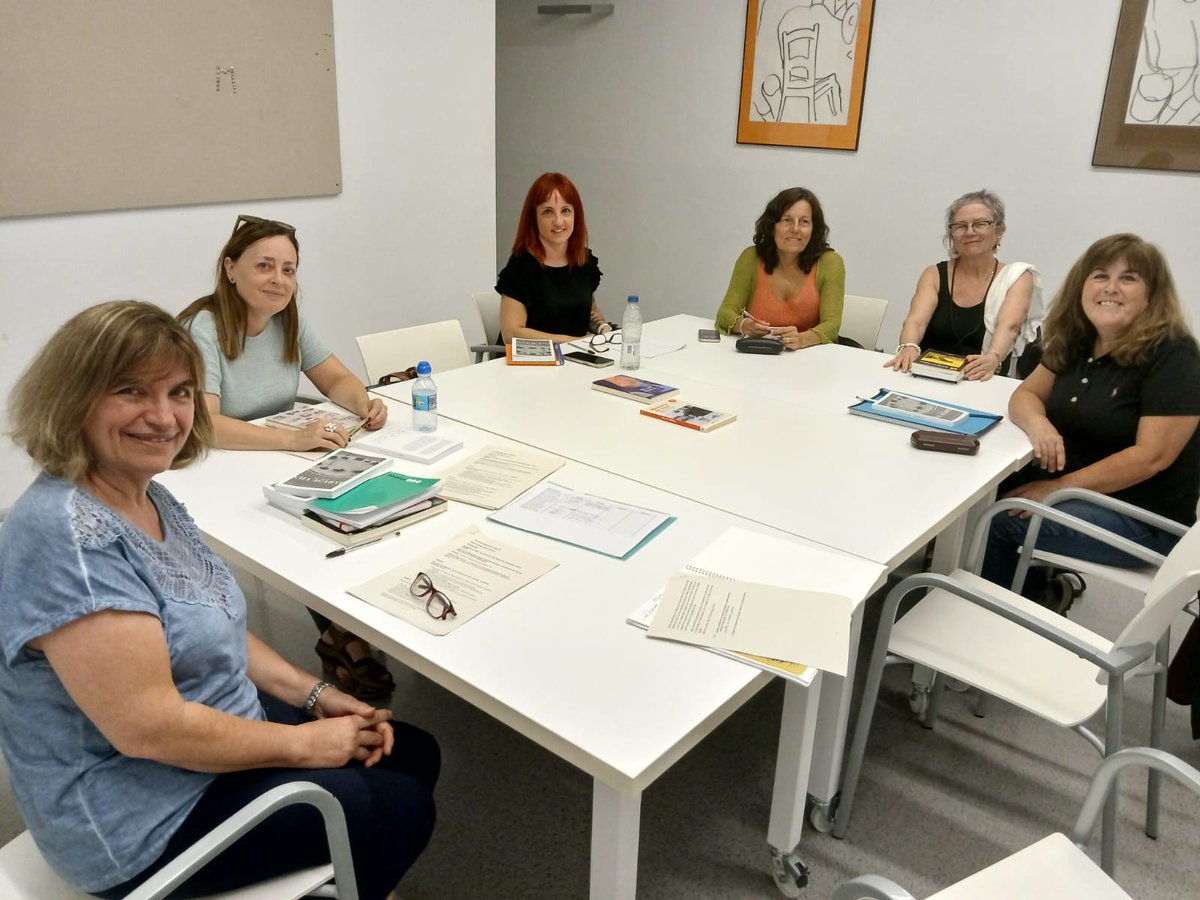 BiblioLesVoltes's tweet photo. ✒️ El dimecres d'aquesta setmana hem començat el #taller d'escriptura 𝐍𝐚𝐫𝐫𝐚𝐫 𝐥𝐚 𝐯𝐢𝐝𝐚: 𝐀𝐮𝐭𝐨𝐟𝐢𝐜𝐜𝐢𝐨́ 𝐢 𝐞𝐬𝐜𝐫𝐢𝐩𝐭𝐮𝐫𝐚 𝐩𝐞𝐫𝐬𝐨𝐧𝐚𝐥 𝐩𝐞𝐫 𝐚 𝐝𝐨𝐧𝐞𝐬 organitzat per l'Ateneu Barcelonès.💜
#quèfemalesbiblioteques #bibliotequesxbm #premidelta https://t.co/2yJujRdwrs