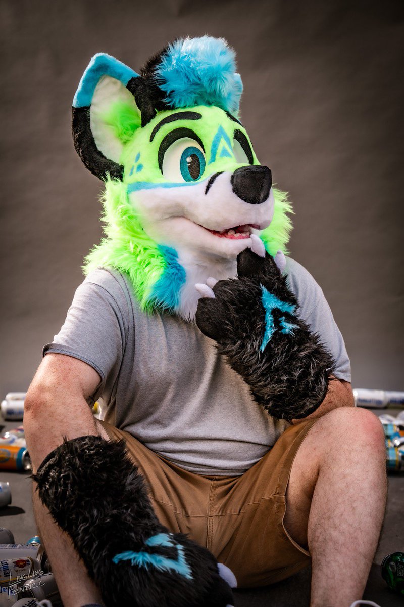 haruko_fox's tweet photo. He’s thinking about paws 🤭

📸 @linglingfennec.bsky.social
#FursuitFriday #furry #photoshoot #fursuit #anthrocon2025 https://t.co/TW5hCKqAa9