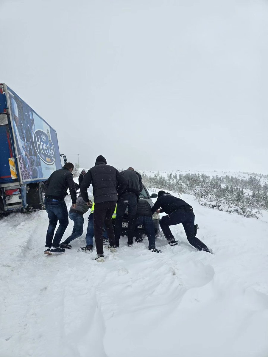 Municipalities Ivanjica, Nova Varoš and Medveđa in Serbia declared state of emergency, as snow damaged many trees and power lines, leading to difficulties in traffic and power outages. ❄️

Photos via Facebook page 192 rs - facebook.com/profile.php?id…