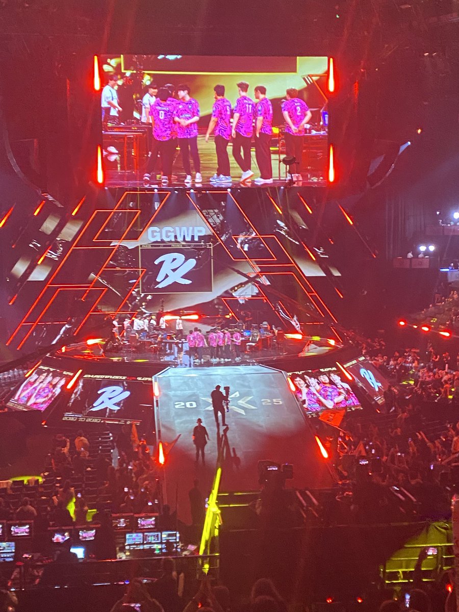 Asixa__'s tweet photo. #NarinMikure Went to Valorant champion Paris to see PRX play https://t.co/RBCesgmLwA