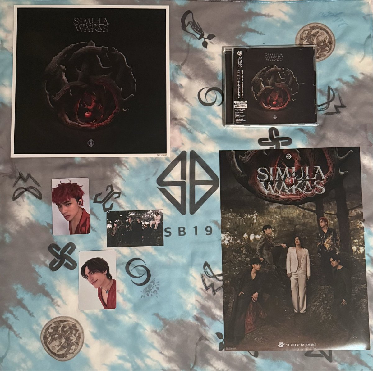 lilyenliu's tweet image. 專輯全數到齊

Lucky 7 
I never thought I would behave like this
Bought many copies of the same album.
為什麼不知不覺地買了七張同樣的專輯？
因為贈品都不一樣啊！！！
生在日本早就剁手手了
荷包君表示很餓很餓

#SB19日本ログ 
#SimulaAtWakas 
#albums
#SB19