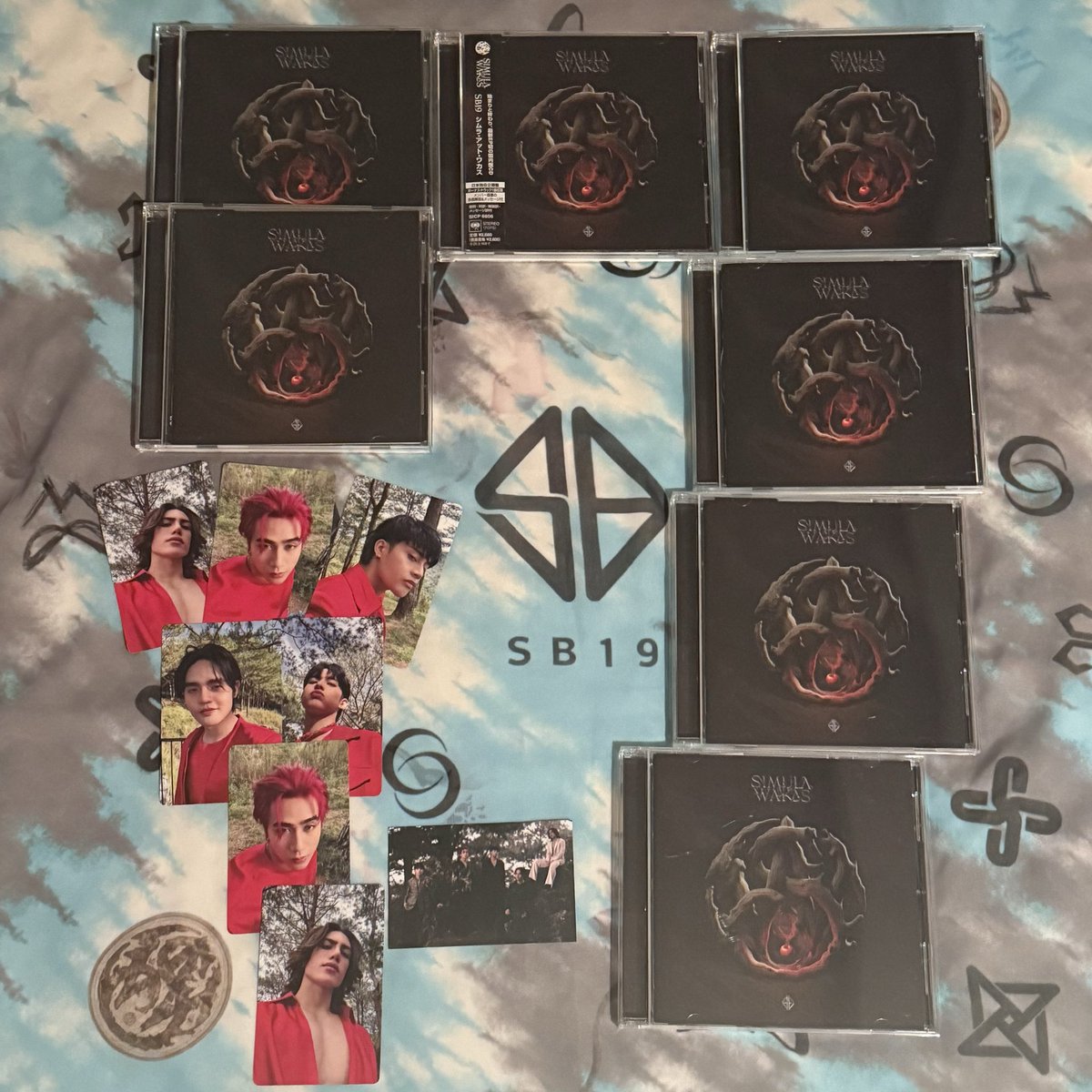 lilyenliu's tweet image. 專輯全數到齊

Lucky 7 
I never thought I would behave like this
Bought many copies of the same album.
為什麼不知不覺地買了七張同樣的專輯？
因為贈品都不一樣啊！！！
生在日本早就剁手手了
荷包君表示很餓很餓

#SB19日本ログ 
#SimulaAtWakas 
#albums
#SB19