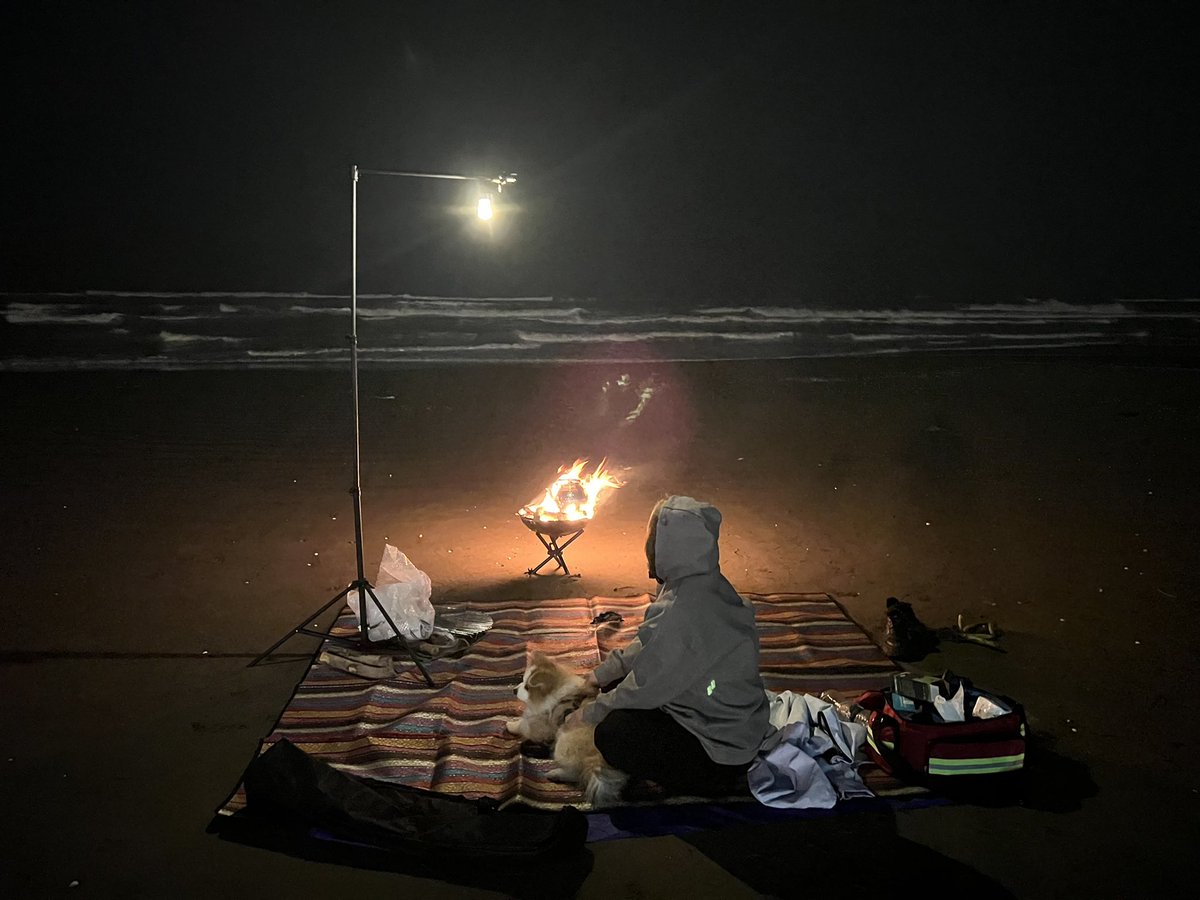 دیشب همسرم گیر داده بود که حتما باید وسایل کمپش رو به رخ من و 🐶بکشه😵‍💫تو سگ سرما،در حالیکه خونه تو اولین کوچه بود گفت بریم لب ساحل چای اتیشی درست کنم…یه تیشرت یه شومیز ضخیم و یه هودی روی هم پوشیدم.ولی بسیار لذت بردم🙂‍↔️همایون گوش دادیم با صدای دریا،دراز کشیدیم و چای نوشیدیم😎