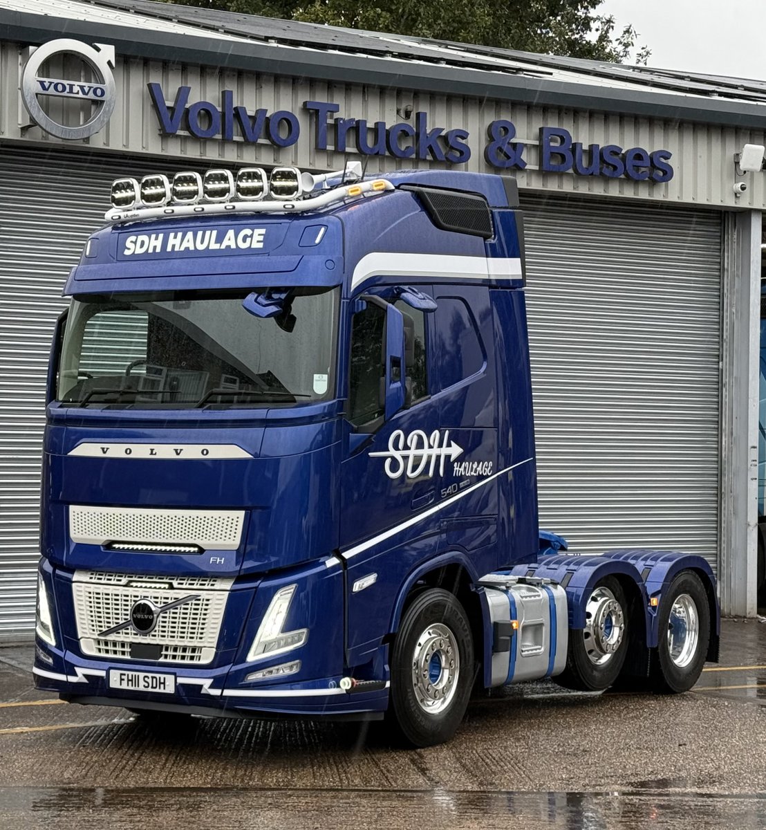 SDH Haulage have taken delivery of this stunning FH540 Aero tractor unit &amp; what a beauty this really is!!

Following a detailed 2-day Ceramic Coating treatment this new truck is now on route straight to Newark Truckfest to be on display. 

Full story: facebook.com/CrossroadsTruc…
