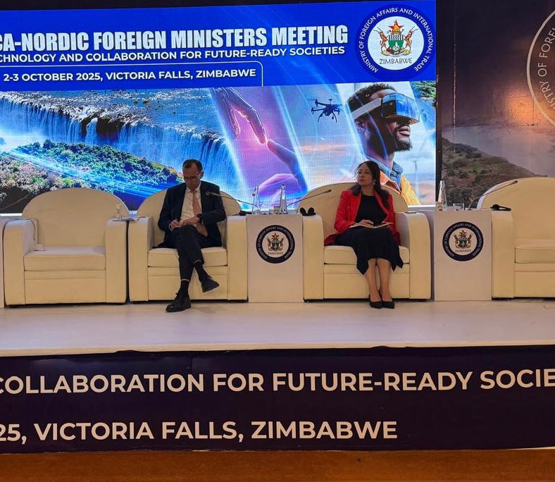 في إطار مشاركتها في الاجتماع الوزاري_22 بين 🌍ودول الشمال الأوروبي، بجمهورية🇿🇼، ترأست كاتبة الدولة، السيدة <a href="/SECAAf_Mansouri/">Selma Mansouri | سلمة منصوري</a>  مع وزير الشؤون الخارجية لمملكة🇳🇴، السيد<a href="/EspenBarthEide/">Espen Barth Eide</a> أشغال الجلسة الخاصة حول مسألة تعزيز النظام المتعدد الأطراف في معالجة قضايا السلم والأمن العالميين.