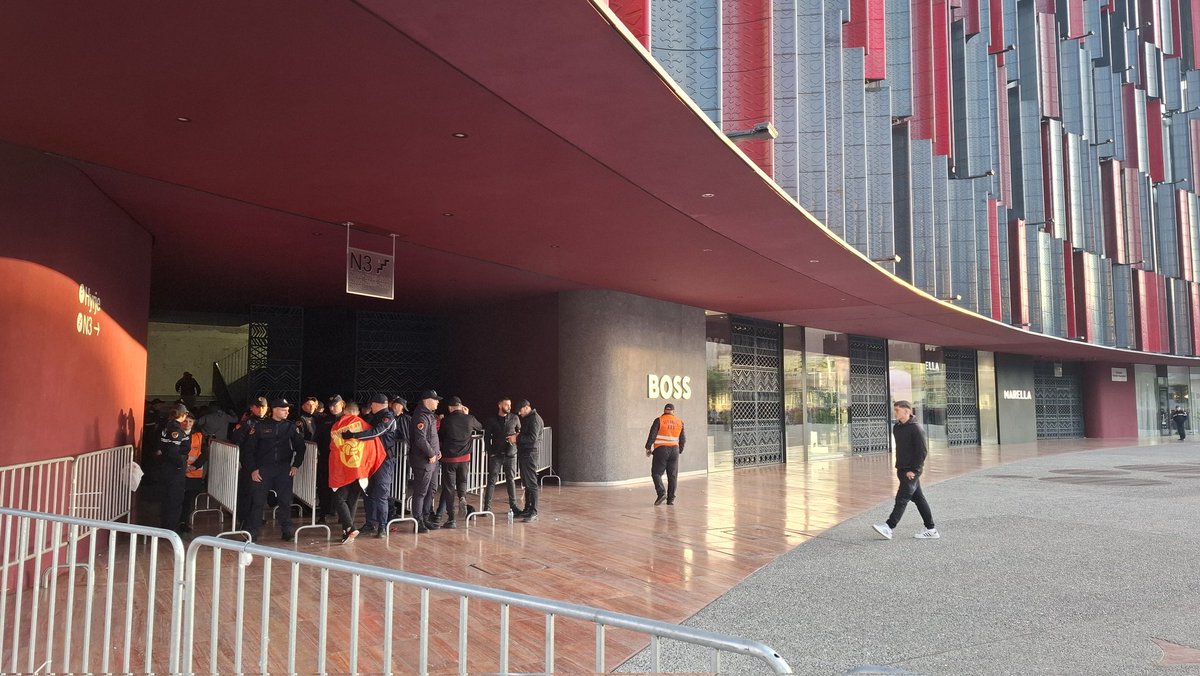 RabbitRabbitOn's tweet photo. Quiet start to the Tirana Derby
#DividedCities https://t.co/eAawDBkt0T