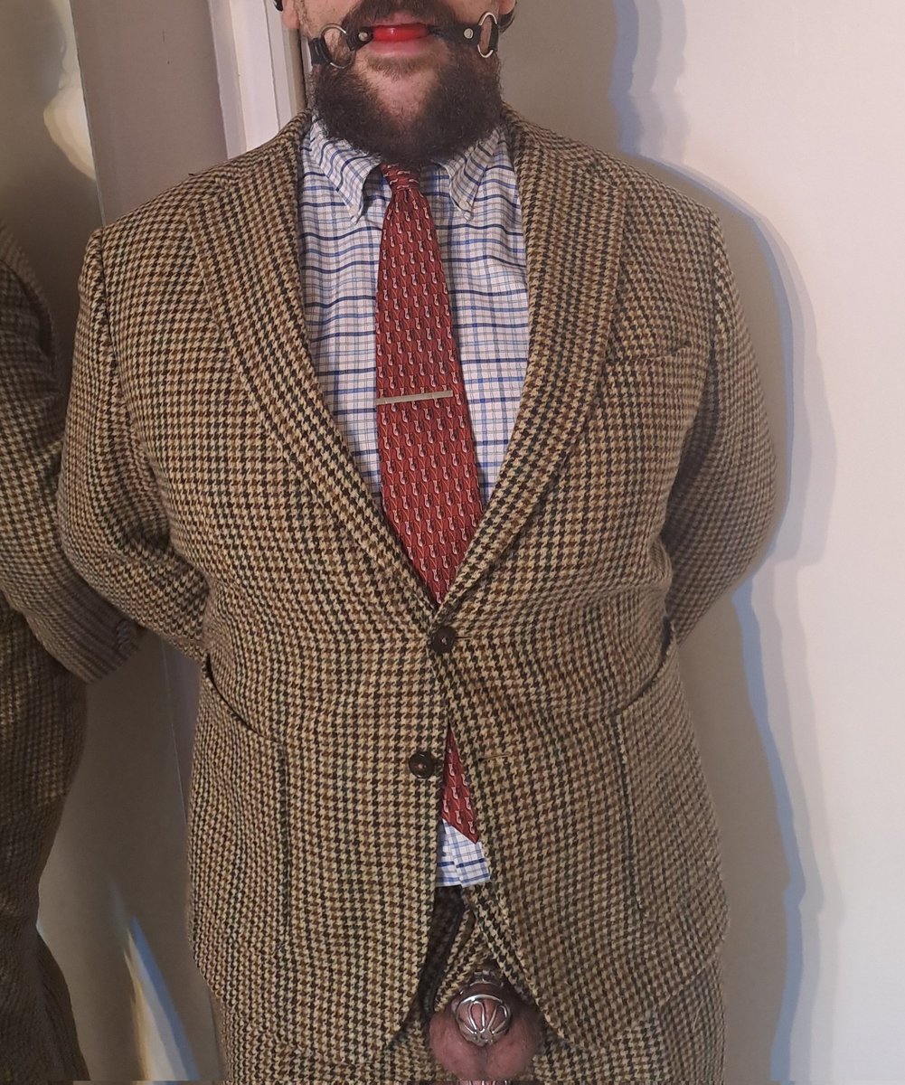 Jacket on or off, but always a sub
#locktober day 3