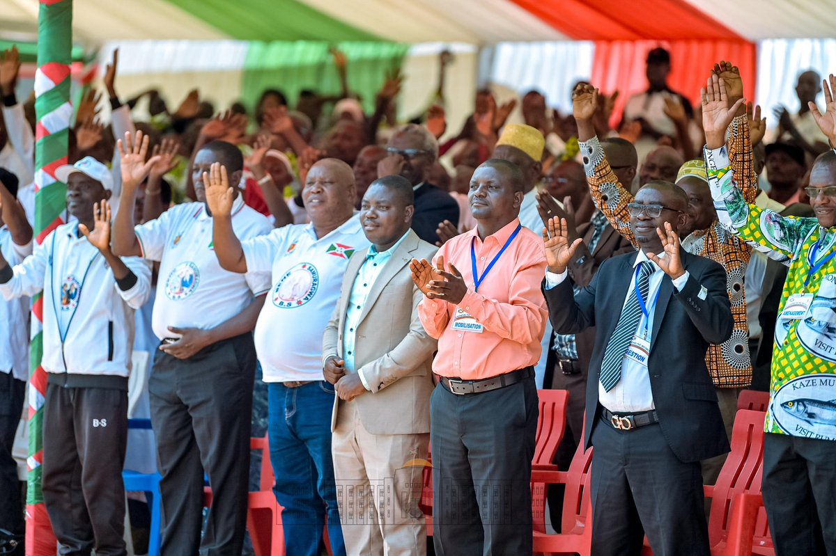 Le Chef de l'Etat, SE <a href="/GeneralNeva/">SE Evariste Ndayishimiye</a>, a officiellement présenté, ce 3/10, le nouvel Administrateur de la  Commune #Rumonge, Monsieur Augustin MINANI, devant une foule nombreuse venue de toutes les zones de #Rumonge et les natifs de <a href="/burungaProvince/">Province Burunga</a> rassemblés au stade de #Rumonge