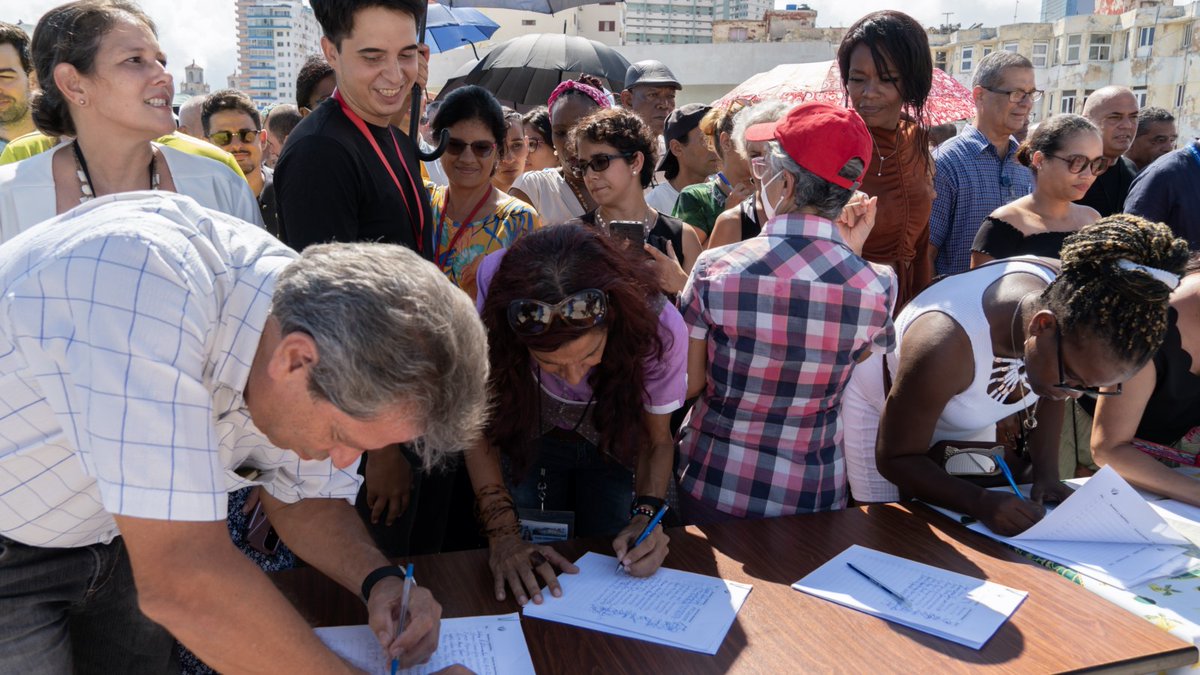 🖊️ | Con miles de firmas, Cuba reitera su inquebrantable apoyo al Gobierno bolivariano y chavista de #Venezuela y a la unidad popular y militar de su pueblo.

Cesen las agresiones que ponen en riesgo a la ciudadanía, y a nuestra América Latina y el Caribe como #ZonaDePaz.