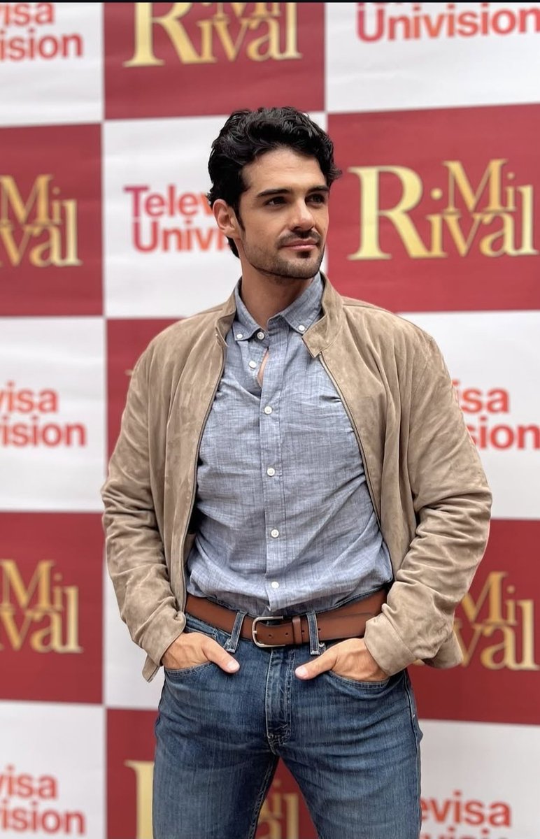 Hiago__Junior's tweet image. NOVO TRABALHO 🎬

Após o desempenho em #JuegosDeAmorYPoder, Edward Castillo já tem um novo personagem. O ator está no elenco de #MiRival próxima telenovela de Carmen Armendáriz no horário nobre do Las Estrellas. As gravações já foram iniciadas. Estreia em 2026.