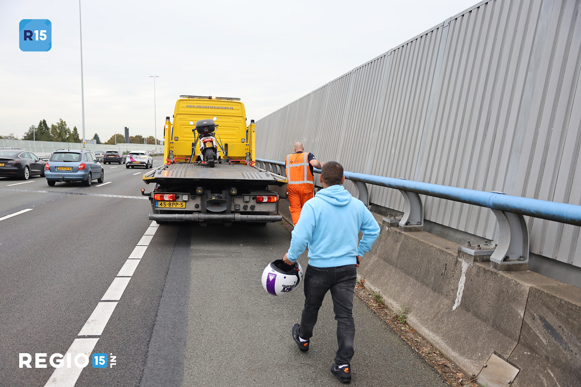 regio15's tweet image. In de categorie 'mag dit?': Nee, niet op de #A12. Meneer is een boete en een ritje naar de afrit verder.

#deelscooter #autosnelweg #vluchtstrook
