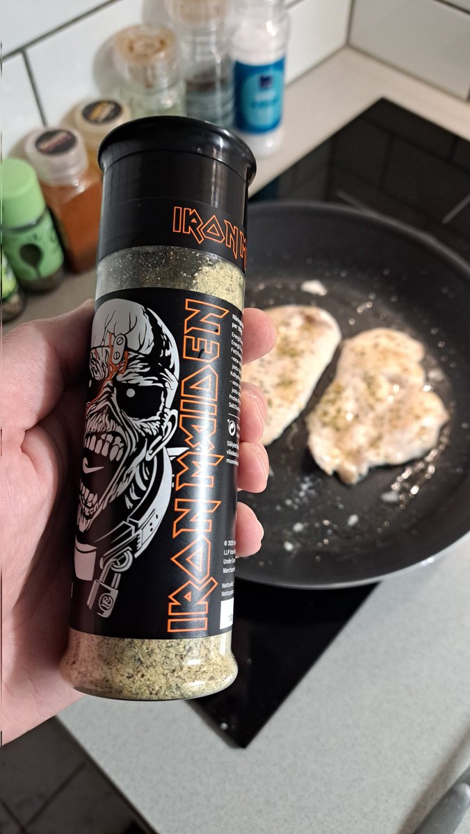 CuePowerBlog's tweet image. #IronMaiden spice: seasalt, black pepper and vinegar. Had to buy it, never had a vinegar spice. I really liked it, it was great for chicken! 👌👌😁